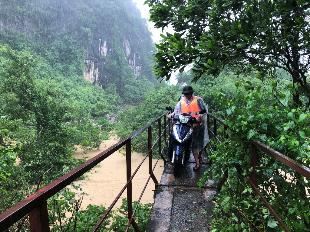 Người dân xã Xuân Hóa phải men theo cầu máng để về nhà.