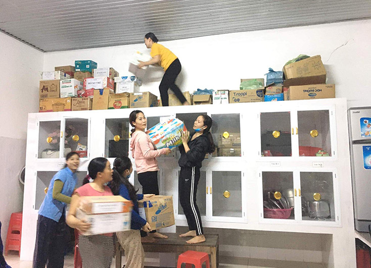 Các cô giáo trường mầm non Quảng Văn dọn đồ dùng dạy học lên cao để tránh ngập nước, hư hại