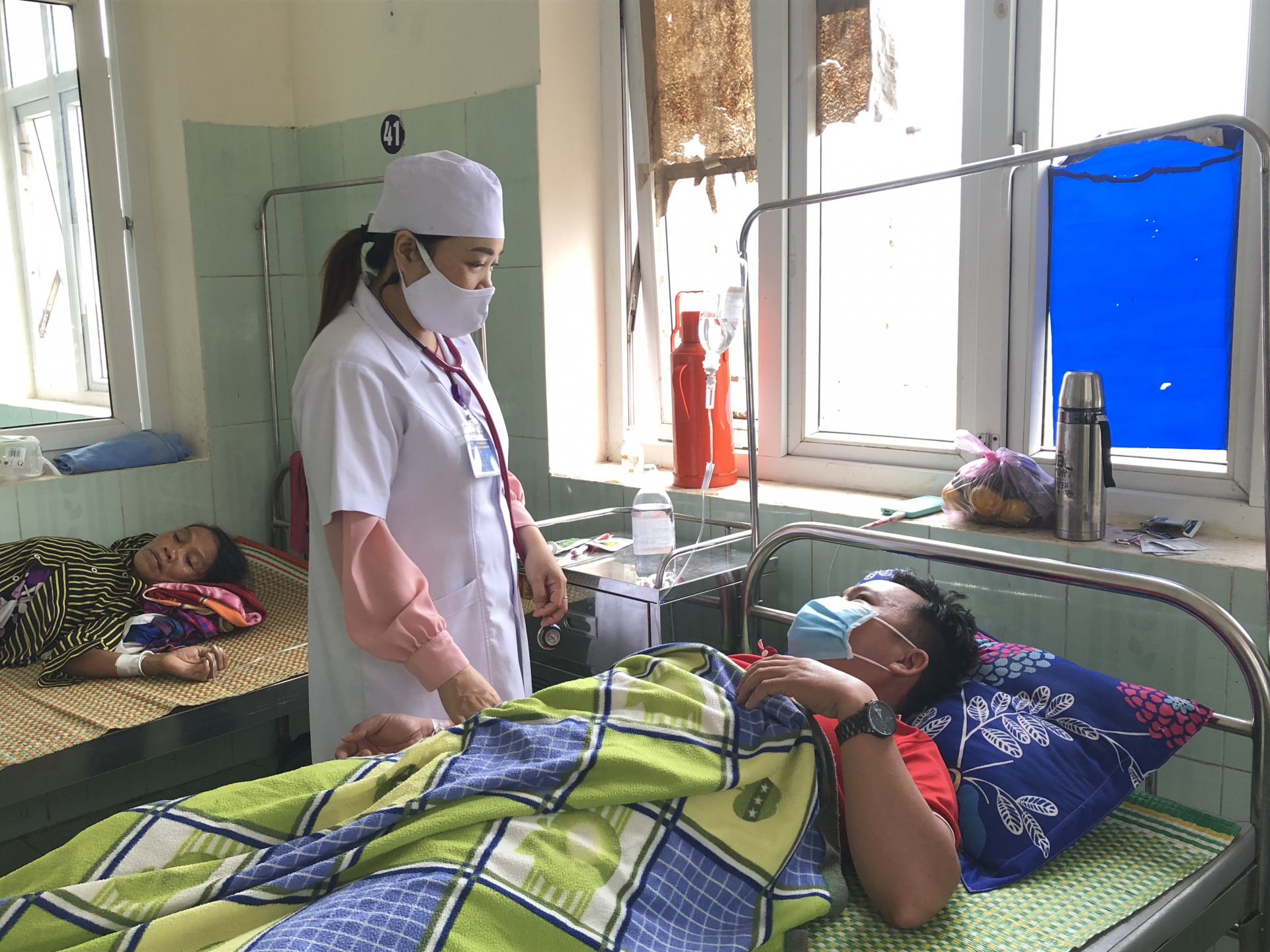 Bệnh nhân điều trị sốt xuất huyết tại Bệnh viện đa khoa Minh Hóa.