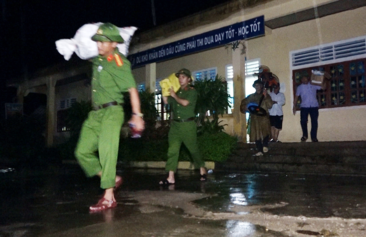  Lực lượng Công an giúp nhân dân và các trường học vận chuyển đồ đạc đến nơi an toàn.