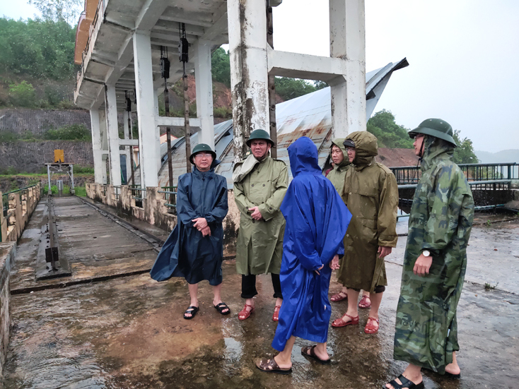 Đồng chí Phó Bí thư Thường trực Tỉnh ủy kiểm tra công tác PCLB tại huyện Quảng Ninh.