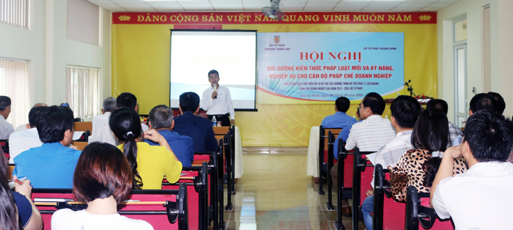 Các đại biểu tham dự tại hội nghị.
