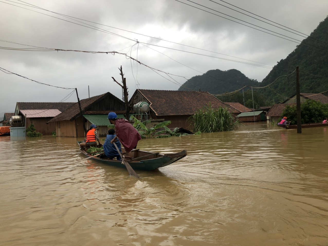 Từ nhà phao này đến nhà phao khác, người dân Tân Hóa vẫn dễ dàng đi lại bằng thuyền nhỏ để trao đổi công việc khi cần thiết. 