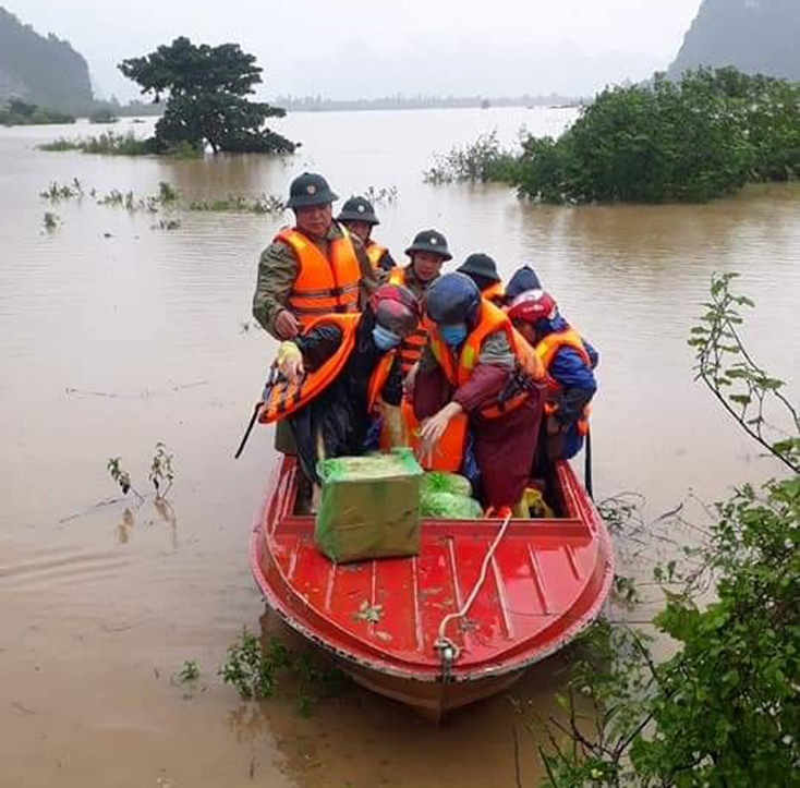 Lực lượng  Quân sự.giúp dân phòng chống lũ lụt.