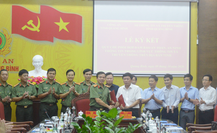  Lãnh đạo Công an tỉnh và Sở Thông tin-Truyền thông ký kết quy chế phối hợp.