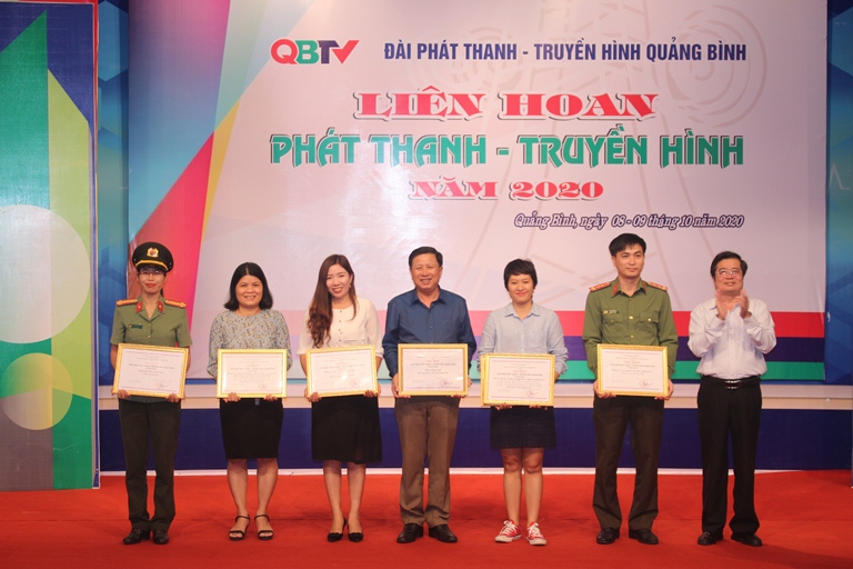 Ban tổ chức trao thưởng cho các tác giả, nhóm tác giả đoạt giải nhất.