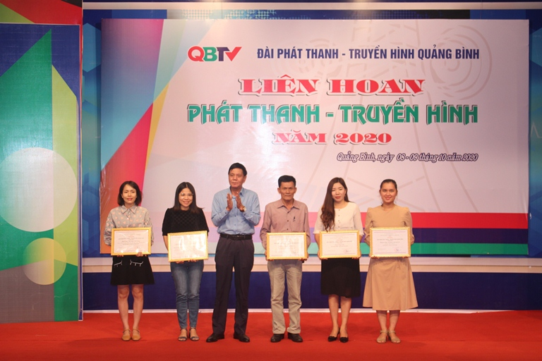 Ban tổ chức trao thưởng cho các tác giả, nhóm tác giả đoạt giải nhì phát thanh.