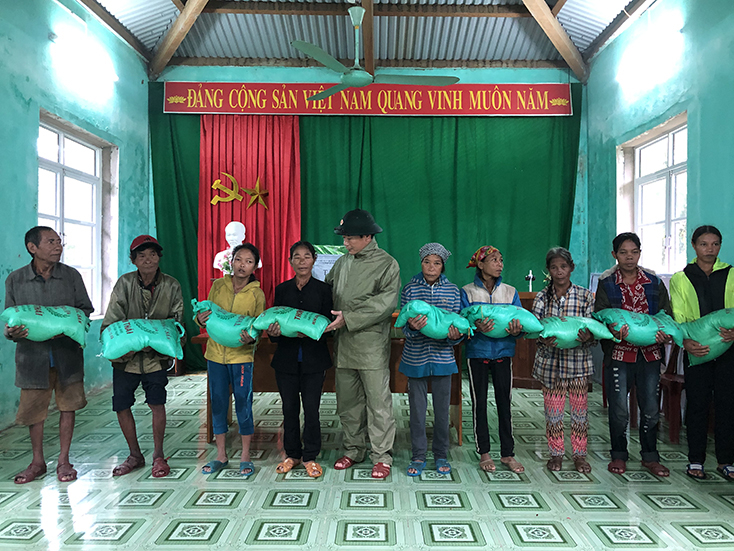 Đại tá trịnh Thanh Bình, Chỉ huy trưởng BĐBP Quảng Bình trao quà hỗ trợ đồng bào Rục, xã Thượng Hóa, huyện Minh Hóa