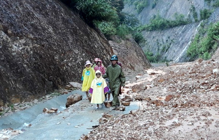 Cán bộ, chiến sĩ đồn Biên phòng Làng Ho; Làng Mô; Cà Xèng; Cà Ròong, BĐBP Quảng Bình kịp thời đưa người dân và học sinh vùng lũ đến nơi an toàn.
