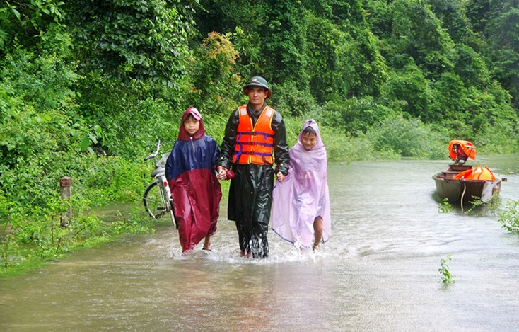 Cán bộ, chiến sĩ đồn Biên phòng Làng Ho; Làng Mô; Cà Xèng; Cà Ròong, BĐBP Quảng Bình kịp thời đưa người dân và học sinh vùng lũ đến nơi an toàn.