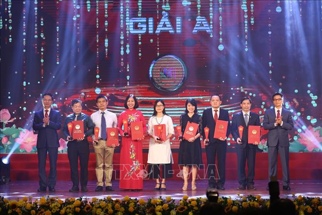 Phó Thủ tướng Vũ Đức Đam và Bộ trưởng Bộ Thông tin và Truyền thông Nguyễn Mạnh Hùng trao giải A cho tác giả, nhóm tác giả đoạt giải. Ảnh: Minh Quyết/TTXVN