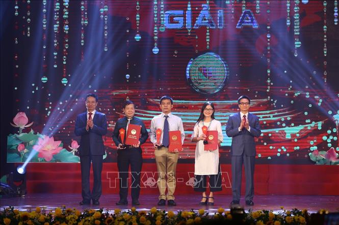  Phó Thủ tướng Vũ Đức Đam và Bộ trưởng Bộ Thông tin và Truyền thông Nguyễn Mạnh Hùng trao giải A cho tác giả, nhóm tác giả đoạt giải. Ảnh: Minh Quyết/TTXVN