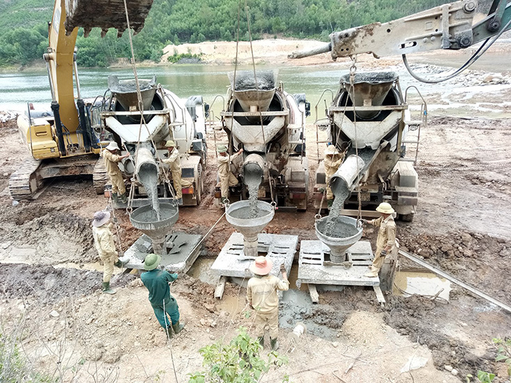 Kỹ sư, công nhân (Tập đoàn Sơn Hải) đang thi công hạng mục cọc khoan nhồi móng đập tràn chống xói hạ lưu thuộc dự án  