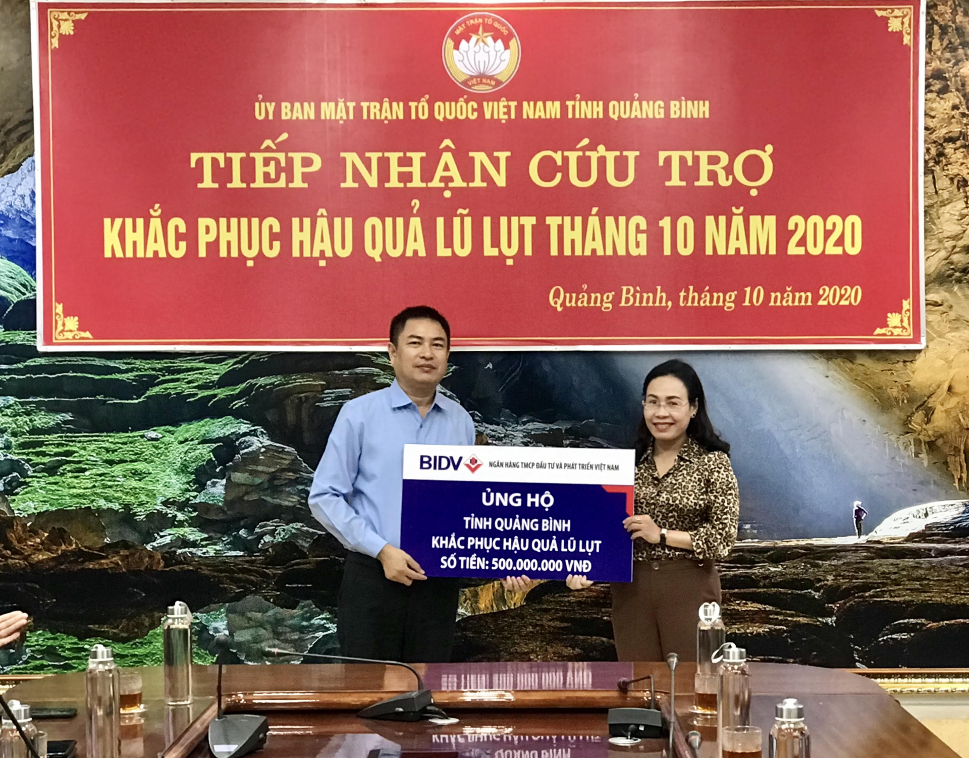 Đại diện lãnh đạo BIDV Quảng Bình trao tượng trưng số tiền ủng hộ 500 triệu đồng Đại diện lãnh đạo Vietcombank Quảng Bình trao tượng trưng số tiền ủng hộ 500 triệu đồng
