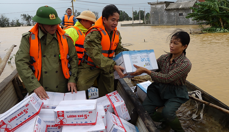 Những nhu yếu phẩm cần thiết được Giám đốc Công an tỉnh và đoàn công tác trao cho người dân vùng lũ.