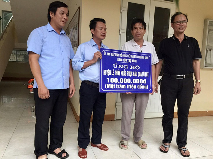 Đại diện lãnh đạo Ủy ban MTTQVN tỉnh trao hỗ trợ 100 triệu đồng cho người dân vùng lũ huyện Lệ Thủy