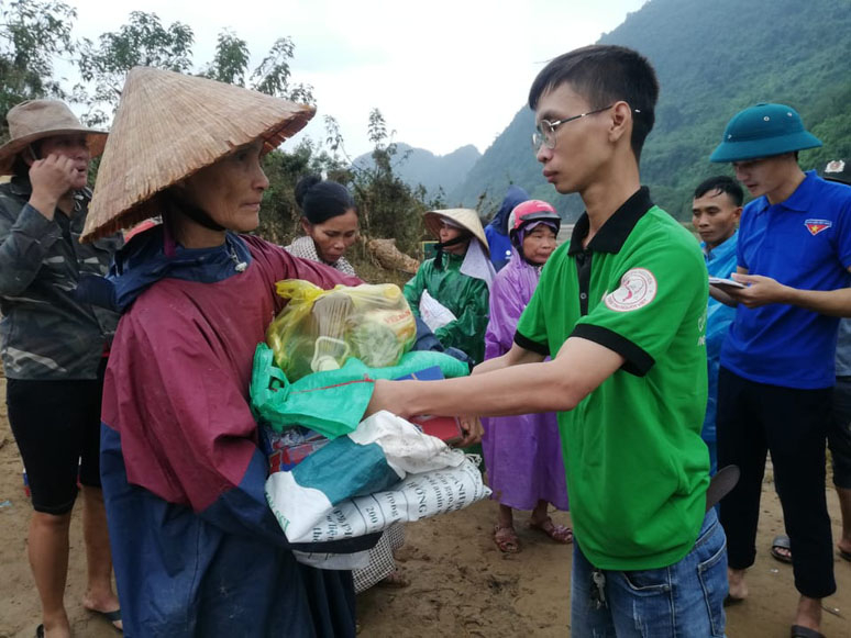 Đoàn thiện nguyện không quản ngại khó khăn, trực tiếp đến trao quà tận tay cho bà con thôn Tân Sơn, xã Trường Sơn