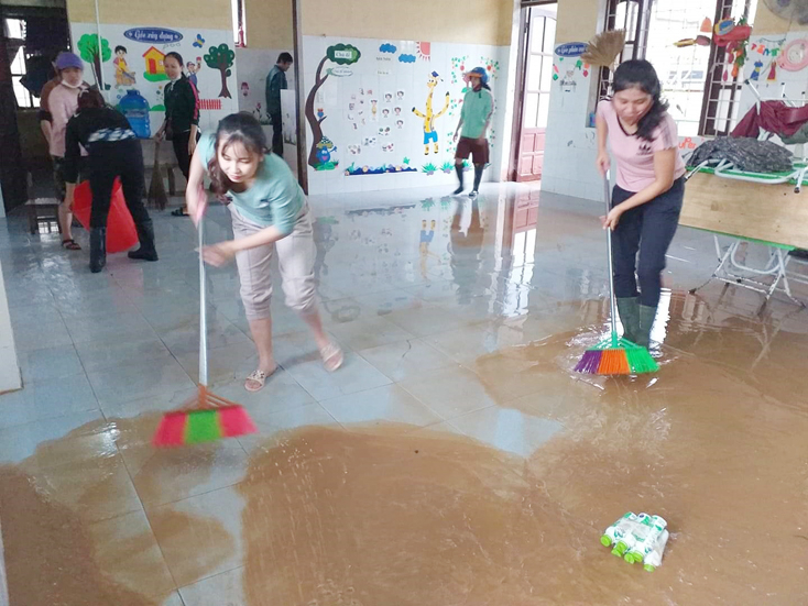  Giáo viên Trường mầm non Cồn Sẻ, xã Quảng Lộc, TX. Ba Đồn vệ sinh trường lớp để đón học sinh vào sáng 12-10.