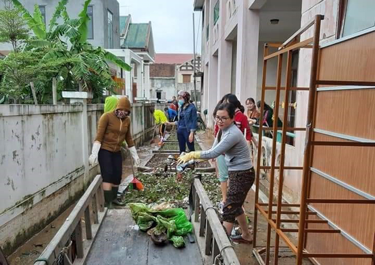 Cán bộ, giáo viên các trường học ở vùng Nam TX. Ba Đồn khẩn trương dọn dẹp vệ sinh trong khuôn viên trường học.