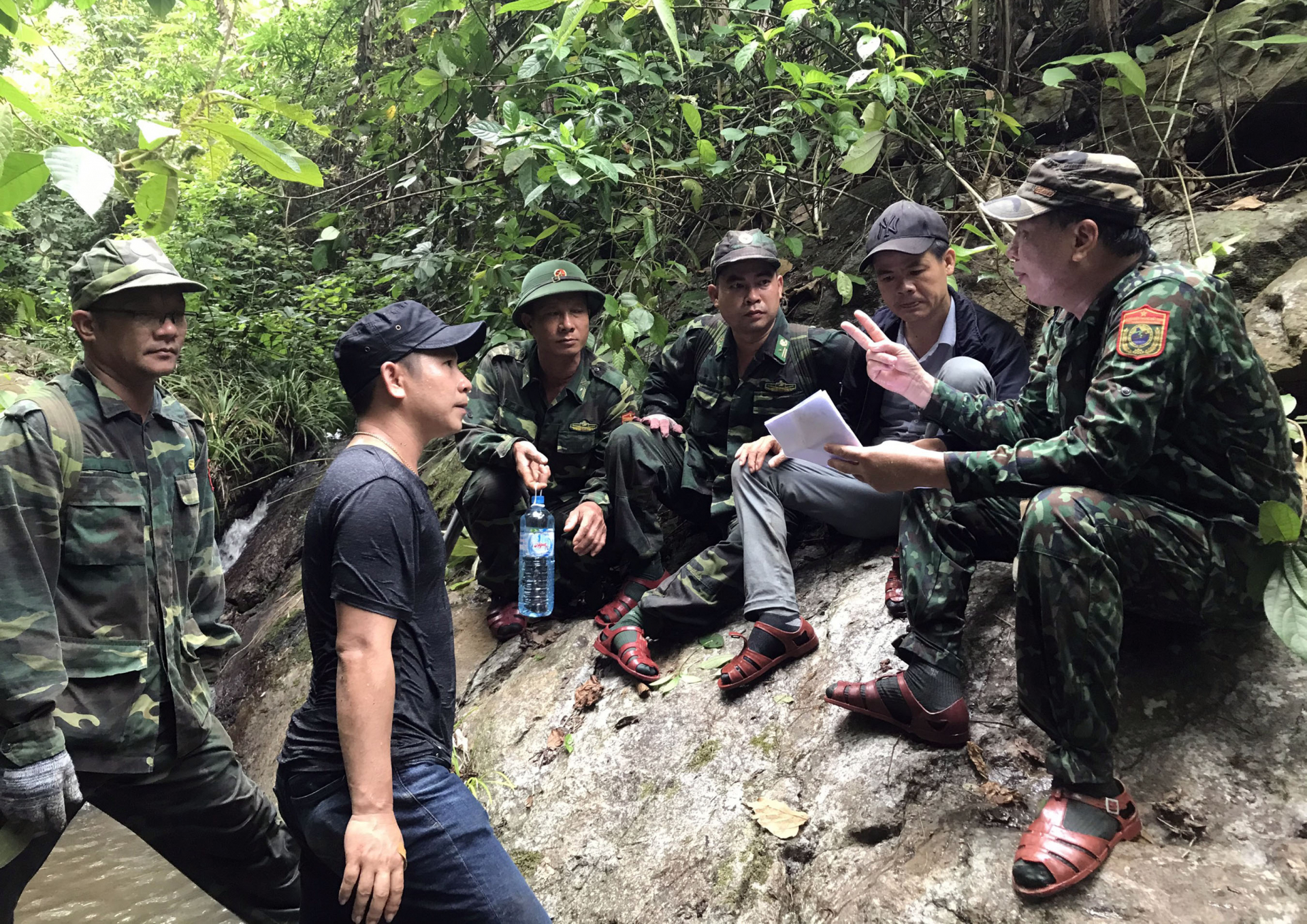  Đại tá Đinh Văn Lưu (ngoài cùng bên phải) đang chỉ huy cán bộ, chiến sĩ làm nhiệm vụ.