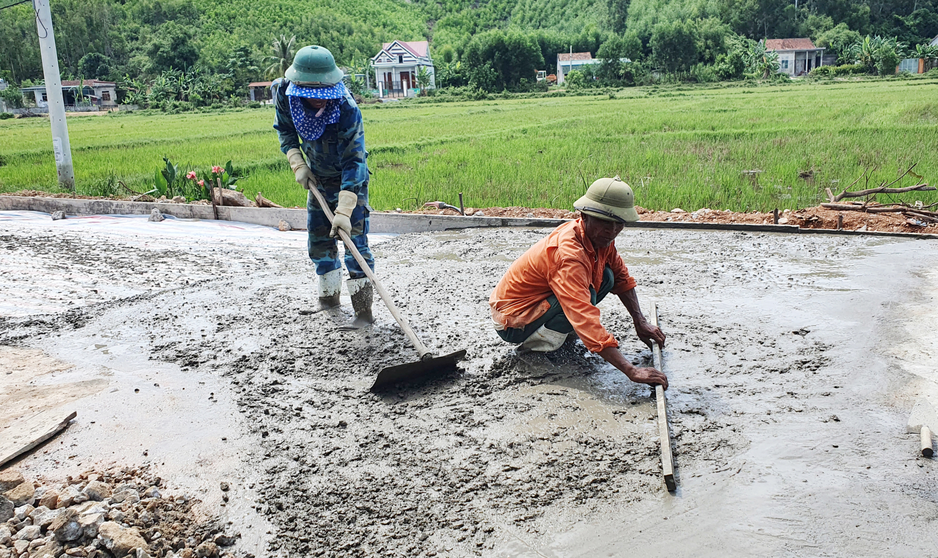    Trưởng thôn Phan Văn Tựu đã nỗ lực vận động nhân dân đóng góp hàng trăm triệu đồng để bê tông hóa các đường làng, ngõ xóm.