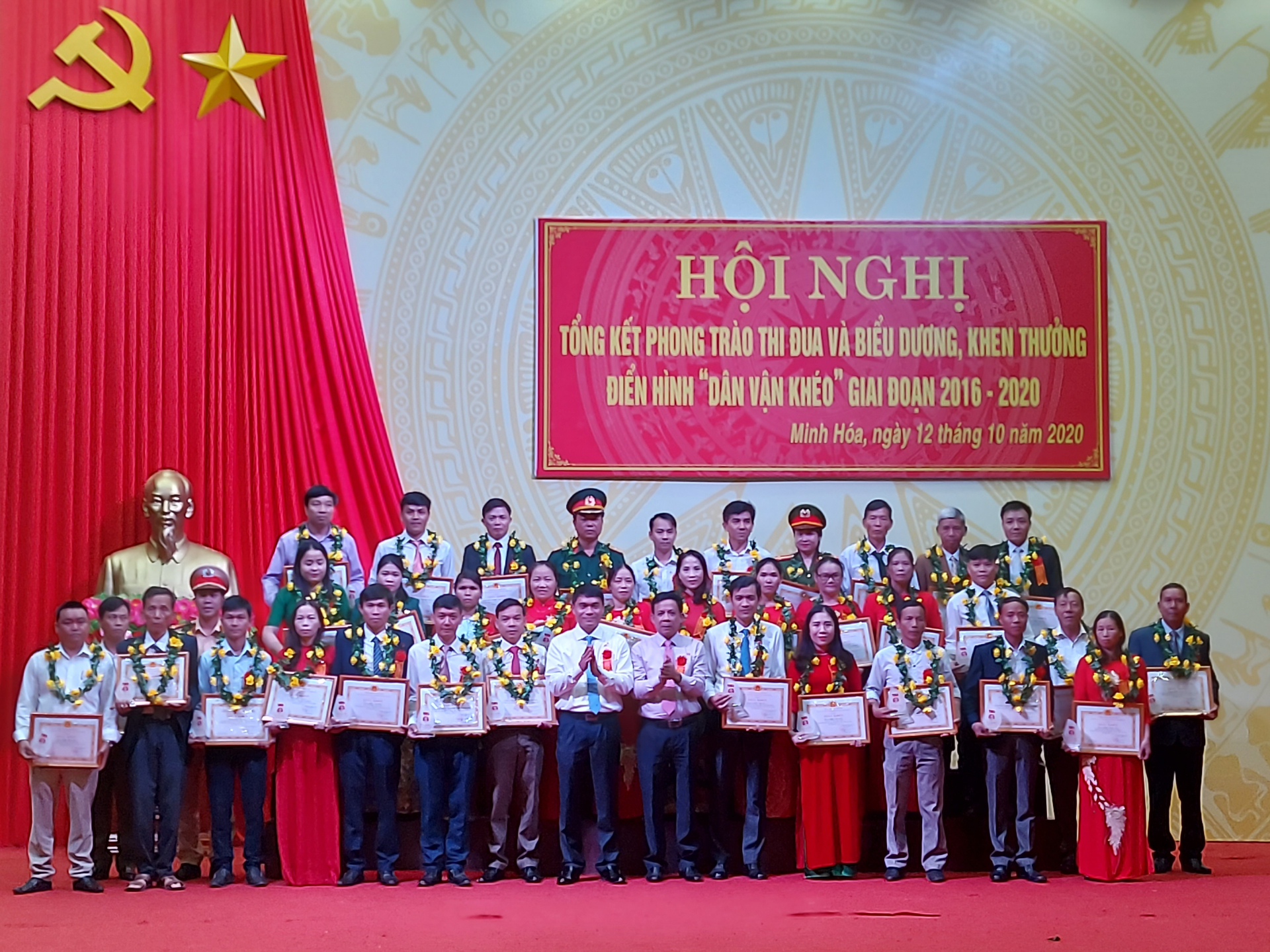 Đại diện lãnh đạo Ban Dân vận Tỉnh ủy và Huyện ủy Minh Hóa  khen thưởng các tập thể điển hình  