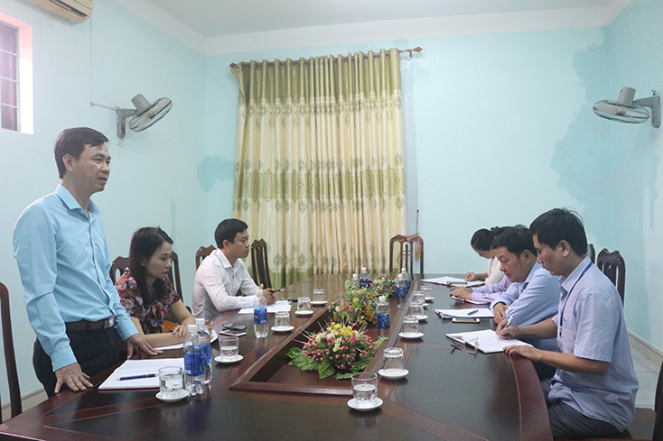 Đại diện lãnh đạo Sở Y tế trao đổi với Trung tâm Y tế huyện Lệ Thuỷ về công tác khắc phục hậu quả lũ lụt.
