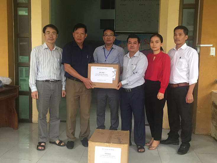 Sở Y tế trao thuốc, hoá chất  cho Trung tâm Y tế Tuyên Hoá.