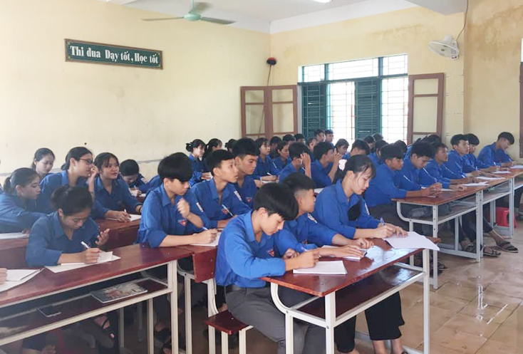 Học sinh Trường THPT Lê Lợi (TX. Ba Đồn) trở lại trường học tập vào sáng 12-10, sau những ngày nghỉ học do lũ lụt.