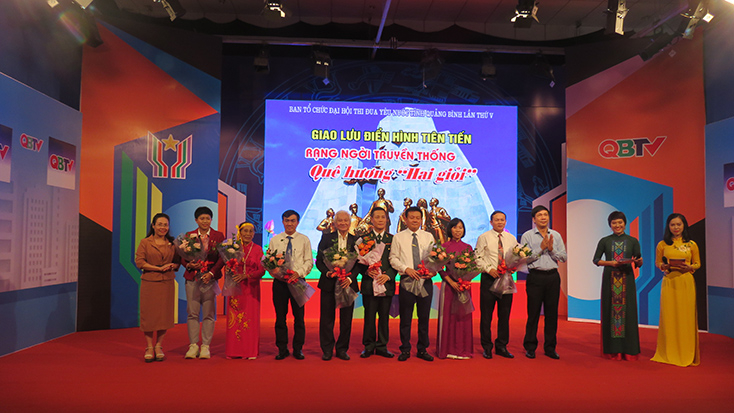 Ban tổ chức đại hội tặng hoa cho các điển hình tham dự giao lưu.