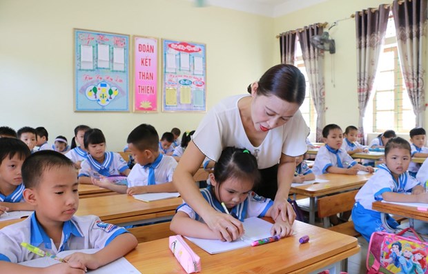  Giờ tập viết của học sinh Tiểu học Nghi Xuân, huyện Nghi Lộc, Hà Tĩnh. (Ảnh: Bích Huệ/TTXVN)