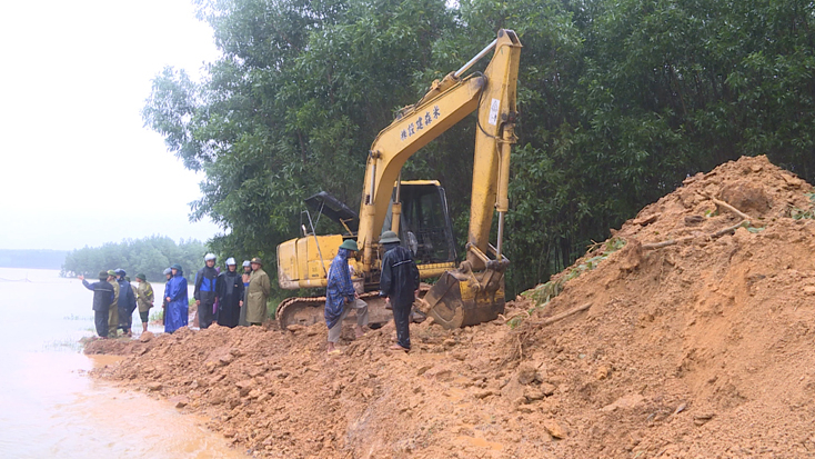 Huy động máy móc xử lý đập Dạ Lam đề phòng nguy cơ vỡ đập
