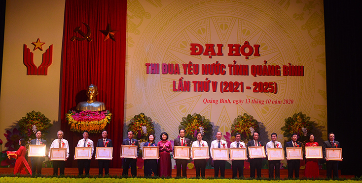 Đồng chí Phó Chủ tịch nước tặng thưởng Huân Chương lao động cho các cá nhân có quá trình cống hiến.