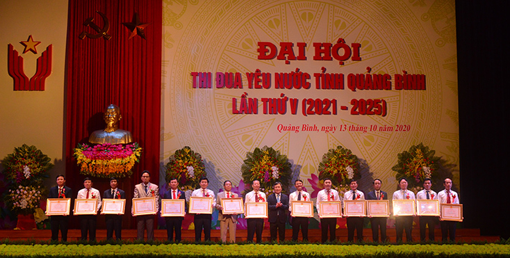 Thừa ủy quyền của Chủ tịch nước, đồng Vũ Đại Thắng, Bí thư Tỉnh uỷ Quảng Bình trao Huân Chương lao động cho các tập thể, cá nhân có thành tích xuất sắc.