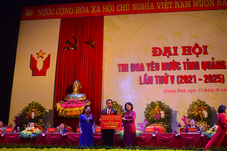 Đồng chí Phó Chủ tịch nước Đặng Thị Ngọc Thịnh trao tặng 1 tỷ đồng để giúp đỡ nhân dân vùng lũ và trẻ em có hoàn cảnh khó khăn trên địa bàn tỉnh.