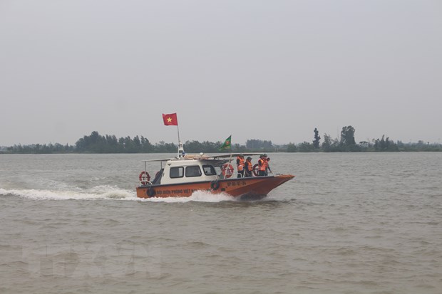 Lực lượng đồn biên phòng Sầm Sơn (Thanh Hóa) tuyên truyền, thông báo cho các phương tiện tàu thuyền đang hoạt động trên biển khẩn trương vào nơi tránh, trú bão an toàn. (Ảnh: Khiếu Tư/TTXVN)
