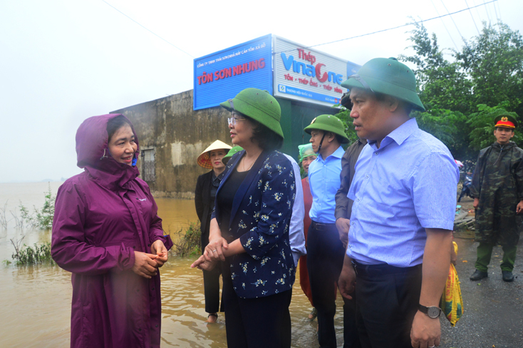 Đồng chí Phó Chủ tịch nước Đặng Thị Ngọc Thịnh và đồng chí Bí thư Tỉnh ủy Vũ Đại Thắng thăm hỏi tình hình thiệt hại do lũ lụt, công tác khắc phục hậu quả ở Trường mầm non Liên Thủy, huyện Lệ Thủy.