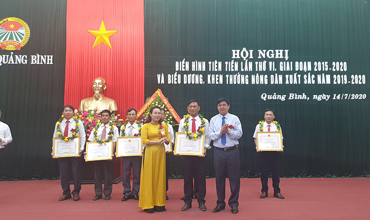Vinh danh những nông dân dân điển hình tiên tiến giai đoạn 2015-2020. 