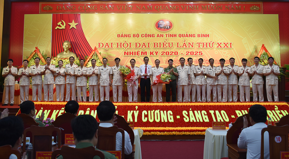 Đồng chí Thượng tướng Bùi Văn Nam, Ủy viên Trung ương Đảng, Thứ trưởng Bộ Công an và đồng chí Trần Công Thuật, Phó Bí thư Tỉnh ủy, Chủ tịch UBND tỉnh, Trưởng đoàn ĐBQH tỉnh chụp ảnh lưu niệm với Ban Chấp hành Đảng bộ Công an tỉnh khóa XXI, nhiệm kỳ 2020-2025