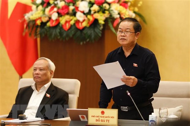 Phó Chủ tịch Quốc hội Đỗ Bá Tỵ điều hành phiên họp. (Ảnh: Dương Giang/TTXVN)