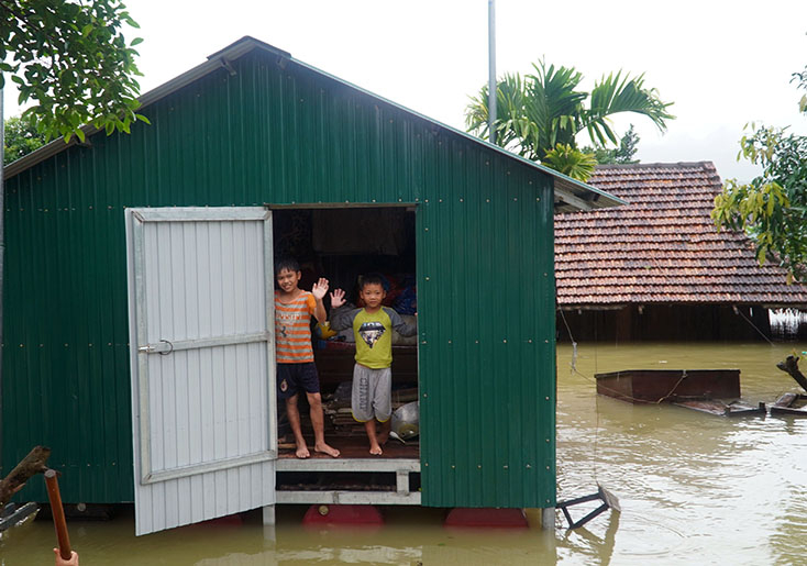 Nụ cười nơi “rốn lũ” Tân Hóa. 