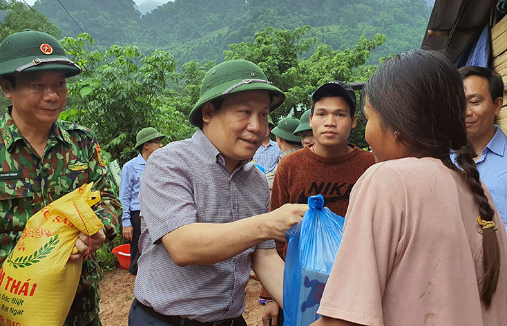 Đồng chí Bí thư Tỉnh ủy Vũ Đại Thắng và Chỉ huy trưởng Bộ chỉ huy BĐBP tỉnh Trịnh Thanh Bình tặng quà cho bà con bản Cây Cà (xã Trường Sơn). 