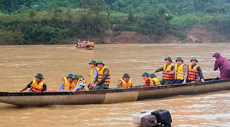 Đoàn công tác của đồng chí Bí thư Tỉnh ủy Vũ Đại Thắng vượt sông Long Đại về thôn Tân Sơn. 