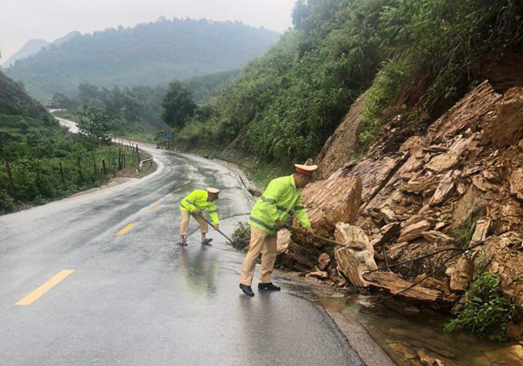 ...vừa thực hiện công tác dọn đường đảm bảo cho các phương tiện lưu thông an toàn.