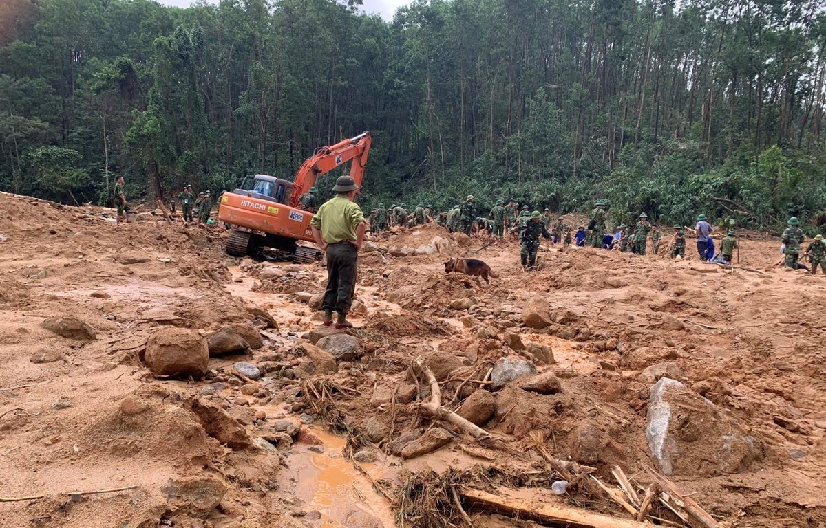 Lực lượng cứu nạn tìm kiếm người mất tích tại khu vực nhà kiểm lâm ở Tiểu khu 67. (Ảnh: TTXVN phát)
