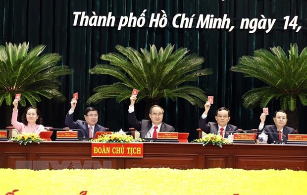 Các đại biểu biểu quyết thông qua báo cáo thẩm tra tư cách đại biểu. (Ảnh: Thống Nhất/TTXVN)