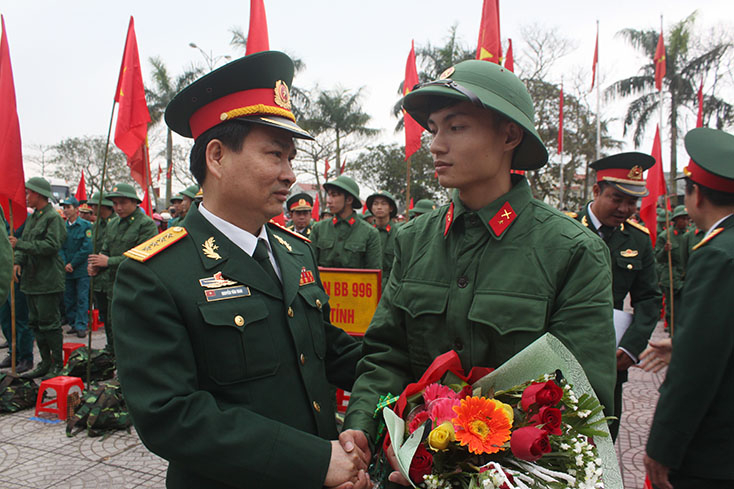 Đại tá Nguyễn Văn Man động viên thanh niên lên đường nhập ngũ! 