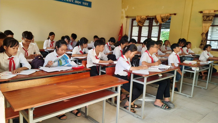 Học sinh trong toàn tỉnh đi học trở lại sau đợt mưa lũ.