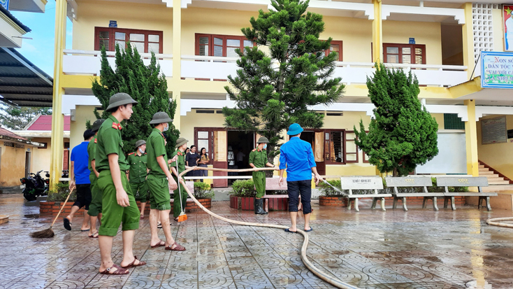 2. Lực lượng Công an, ĐVTN giúp các trường học dọn vệ sinh môi trường sau lũ.