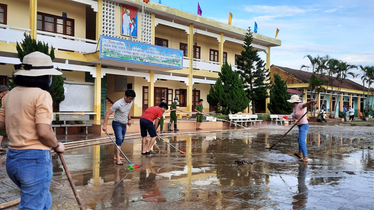 Cán bộ, giáo viên Trường THCS Liên Thủy, huyện Lệ Thủy cùng các lực lượng tích cực vệ sinh trường lớp